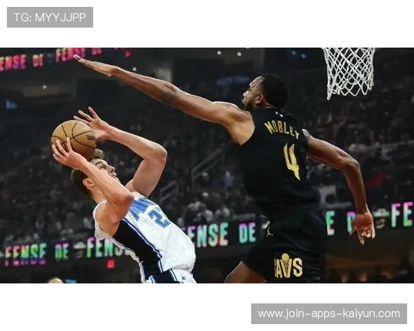 米切尔从底线杀入暴扣得手，骑士全场沸腾