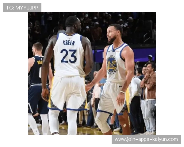 库里连续助攻制造空位,勇士多人得分上双 库里连续助攻制造空位,勇士多人得分上双