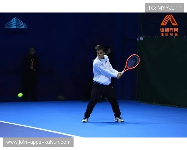 网球男单大角度反拍制胜球引来掌声